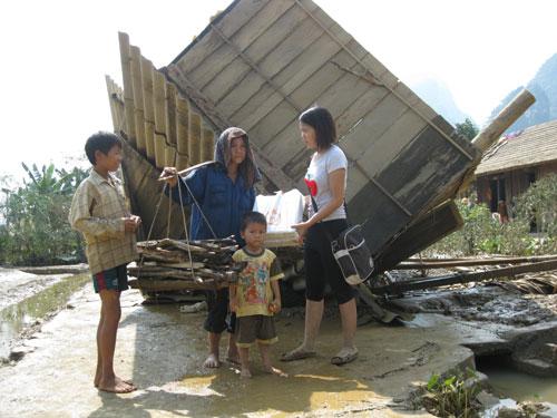 Cứu trợ ngay giữa đường với mẹ con chị Trần Thị Thu